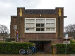 De voorzijde van de voormalige Creutzbergschool.
              <br/>
              Richard Keijzer, 2014